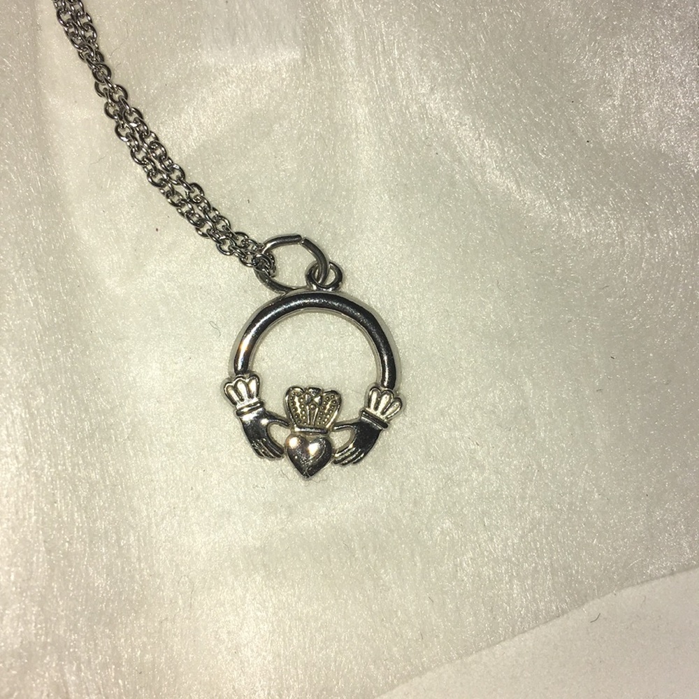 EUC Sterling silver claddagh necklace
